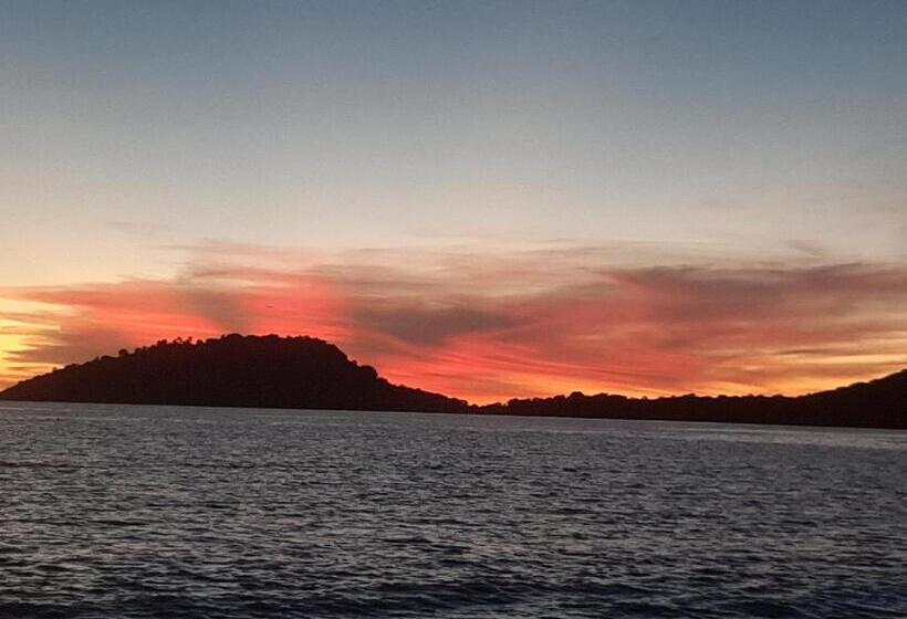 تختخواب و صبحانه Sambatra