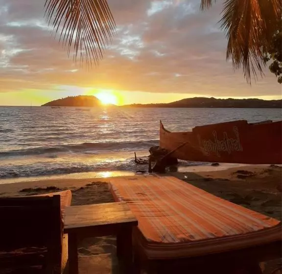 تختخواب و صبحانه Sambatra