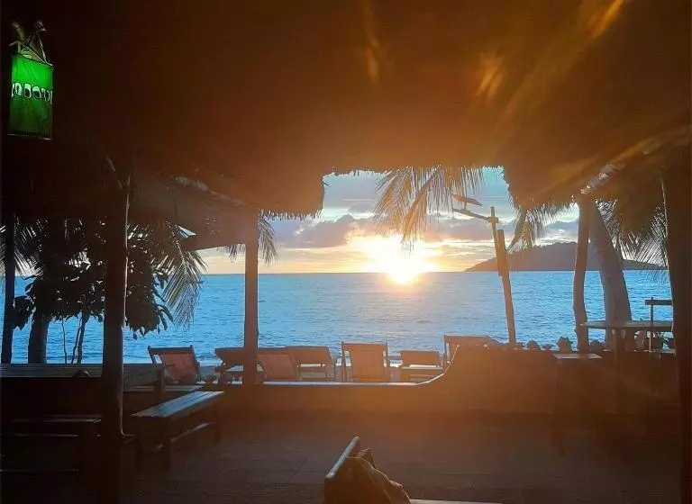 تختخواب و صبحانه Sambatra