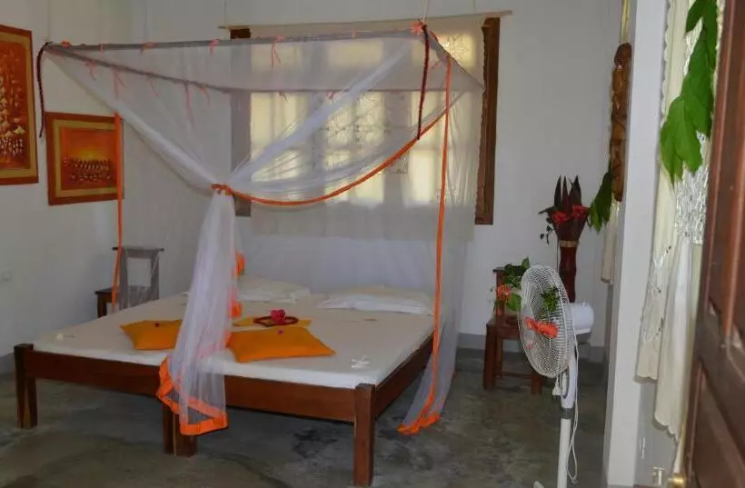 تختخواب و صبحانه Sambatra