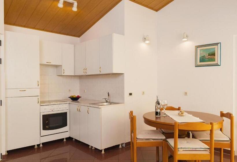 Beach Resort Apartments Bucina