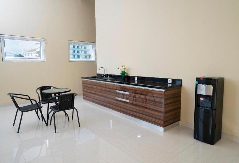 پانسیون Urbanview Darmo Residence Bandung