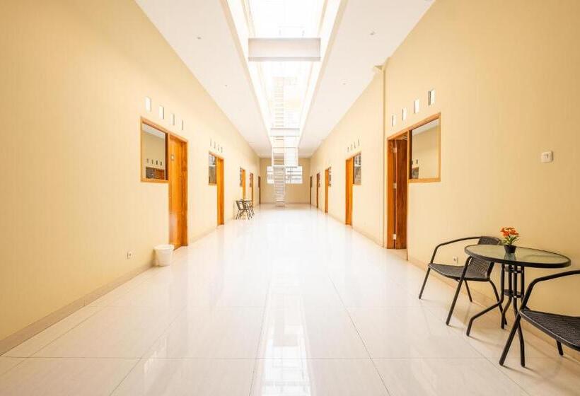 پانسیون Urbanview Darmo Residence Bandung