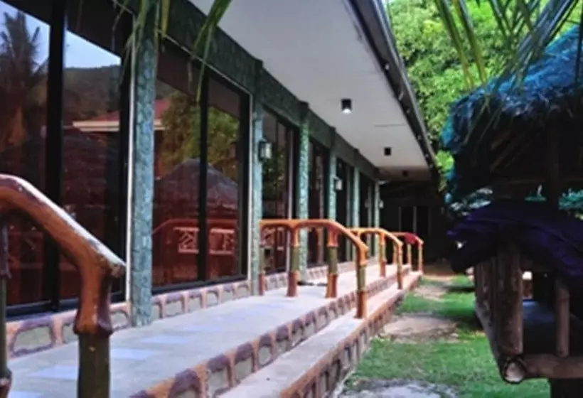 ホテル Larville Pool Garden Resort & Restaurant