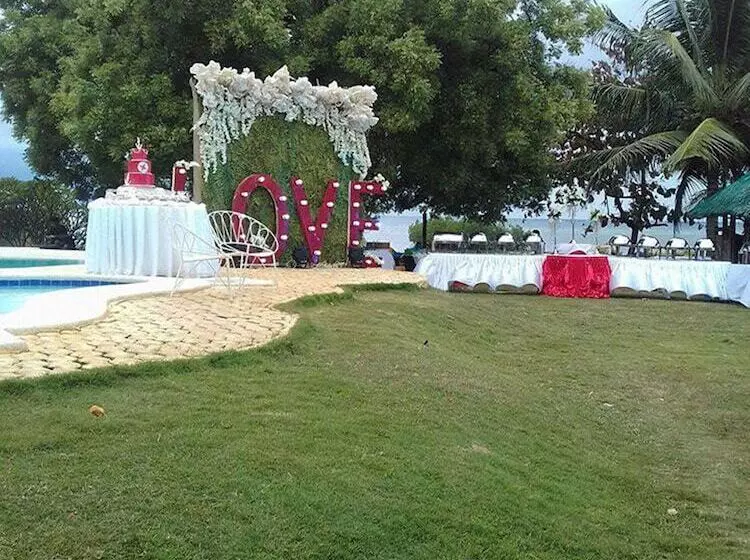 ホテル Larville Pool Garden Resort & Restaurant