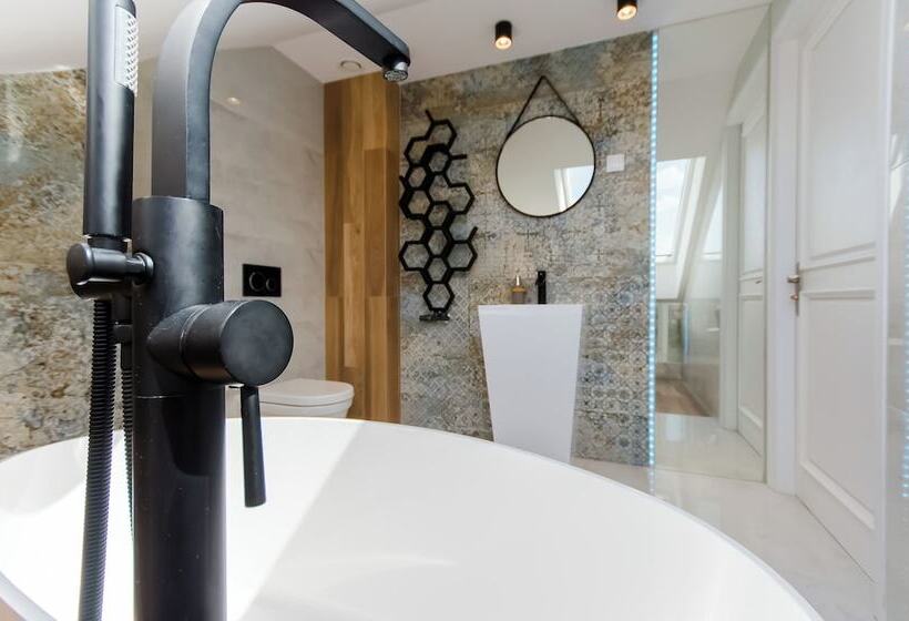 Old Town Premium Queen`s Apartments