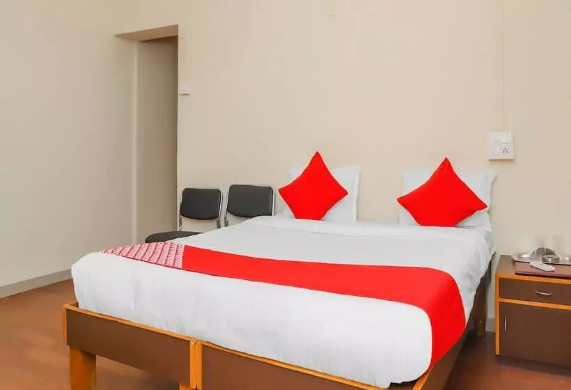 هتل Mathura Lodging By Oyo Rooms