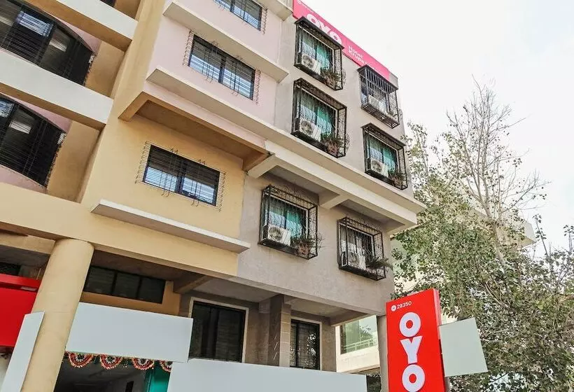هتل Mathura Lodging By Oyo Rooms