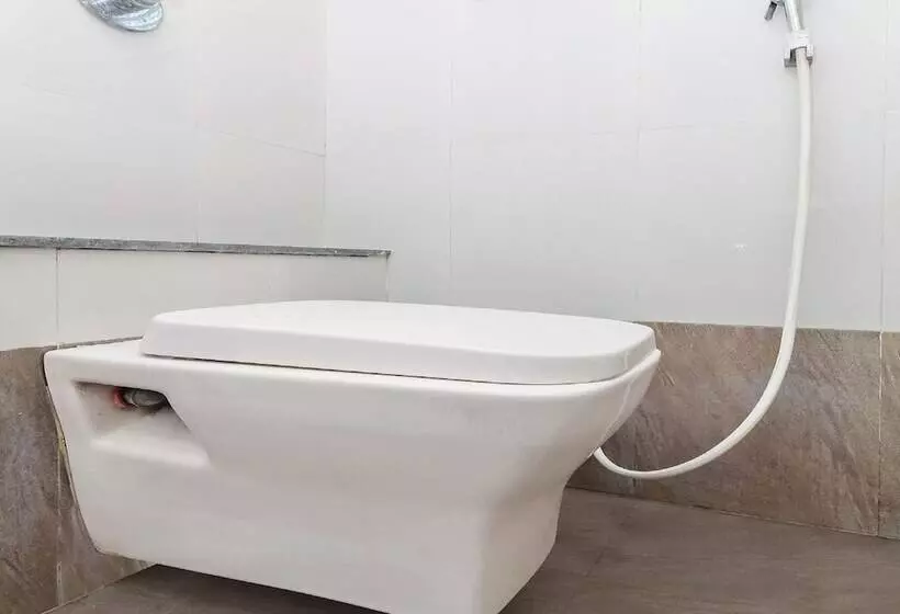 هتل Mathura Lodging By Oyo Rooms