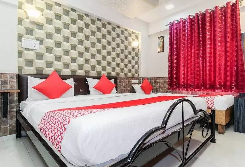 هتل Mathura Lodging By Oyo Rooms
