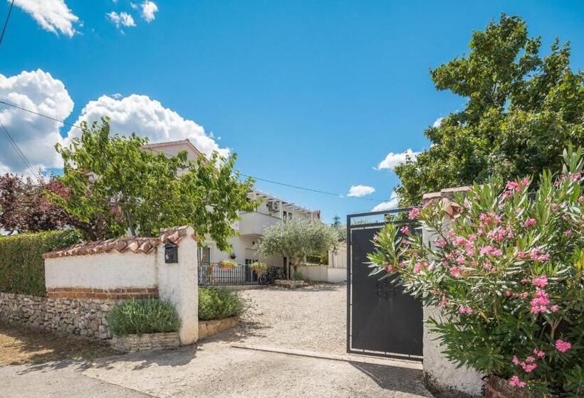 פנסיון Martina Guest House