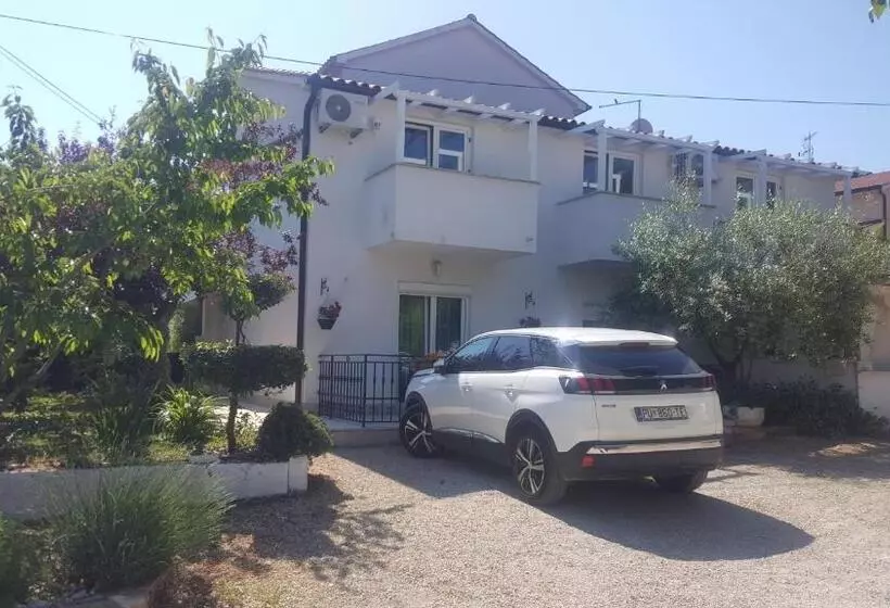 پانسیون Martina Guest House