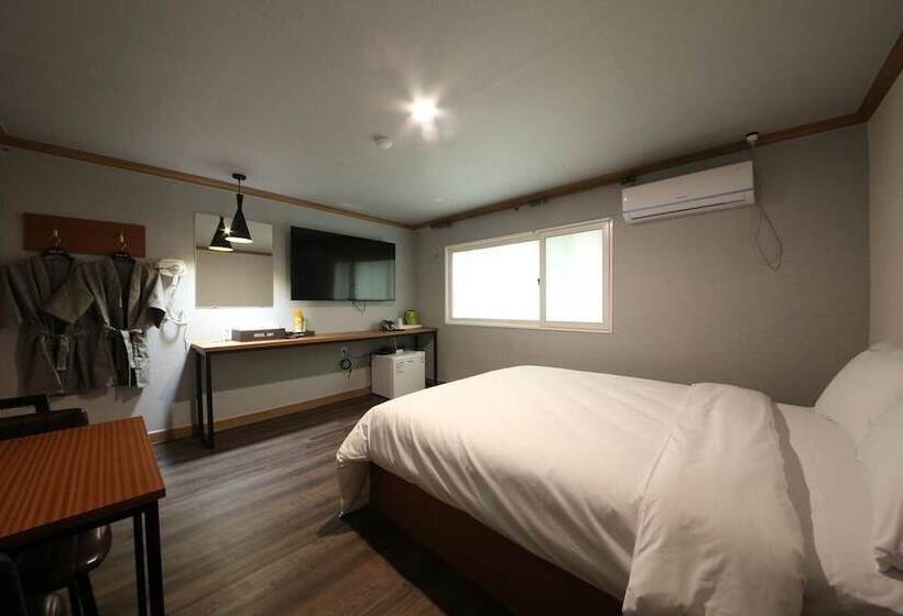 בית מלון כפרי Art