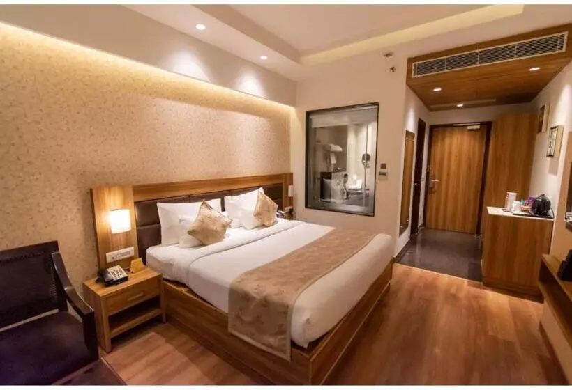 ホテル The Grand Ambassador