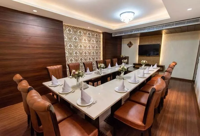 ホテル The Grand Ambassador