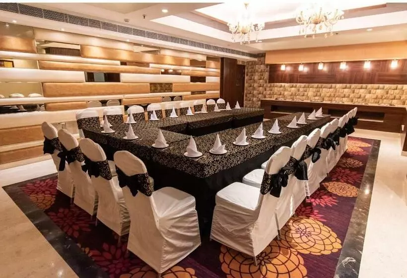 ホテル The Grand Ambassador