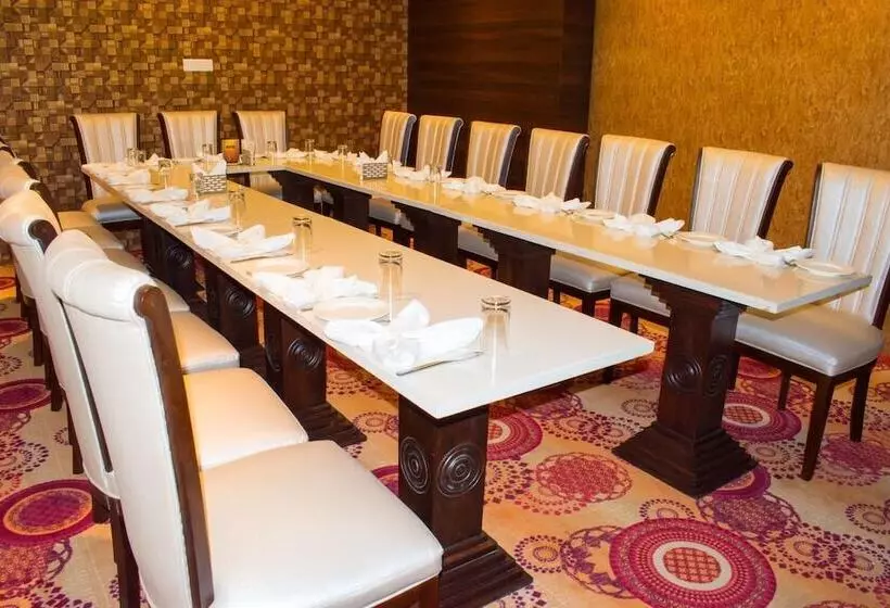 ホテル The Grand Ambassador