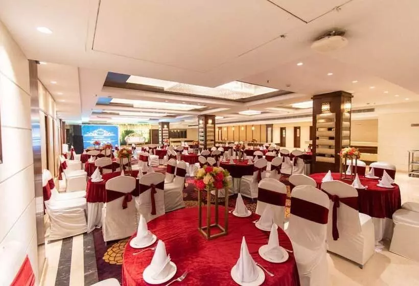 ホテル The Grand Ambassador