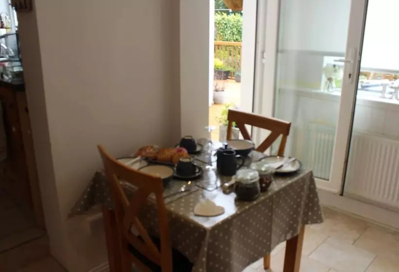 Aamiaismajoitus (B&B) Cois Ba House