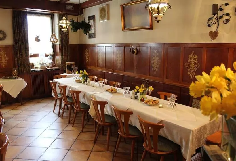 Hotelli Gasthof Und Pension Zum Löwen