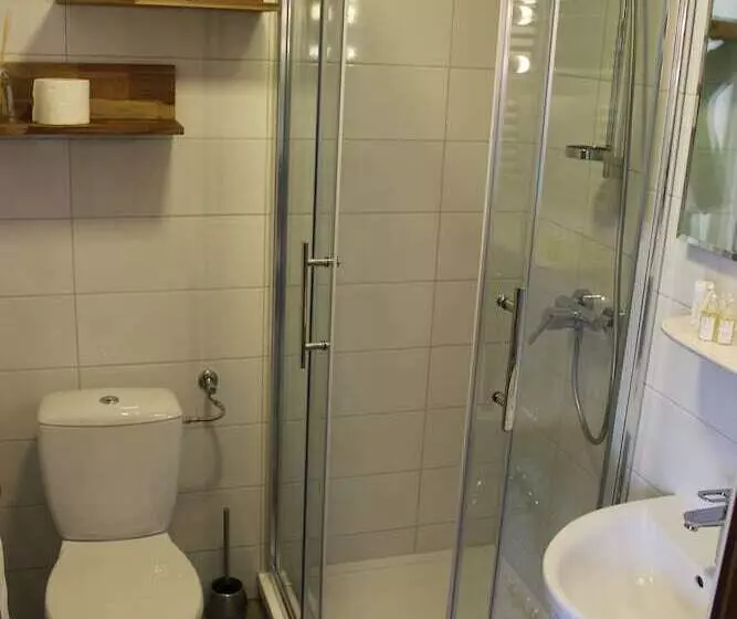 Hotelli Gasthof Und Pension Zum Löwen