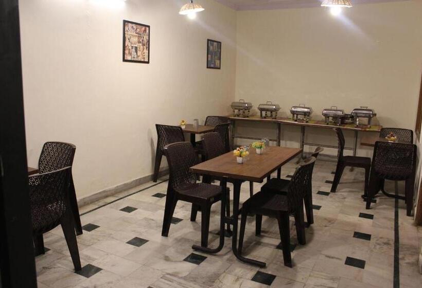 Hotel Maharana Palace