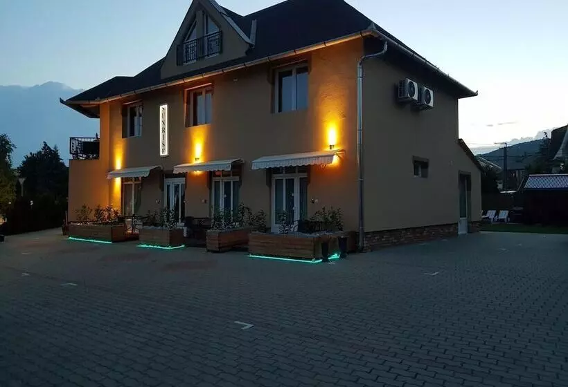 ペンション Sunrise Apartmanház