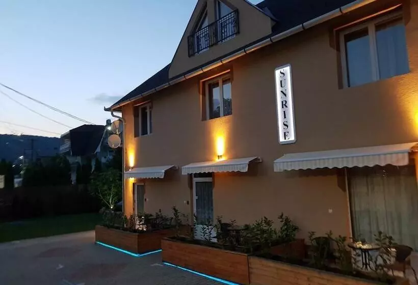 ペンション Sunrise Apartmanház