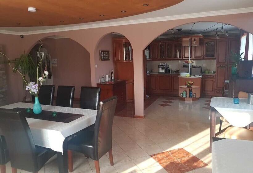 ペンション Sunrise Apartmanház