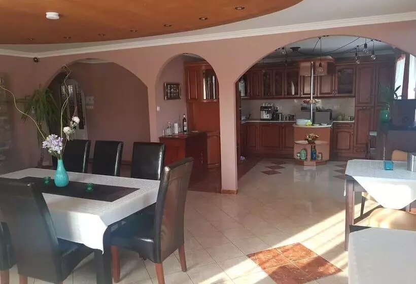 ペンション Sunrise Apartmanház