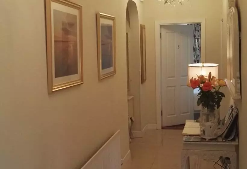 تختخواب و صبحانه The Vee Guest Accommodation