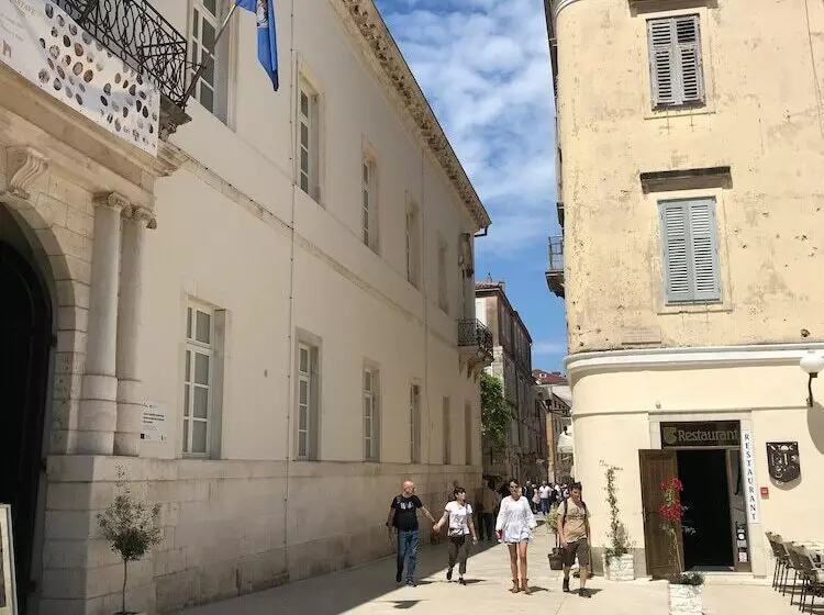 پانسیون Zara Palace   Design Rooms