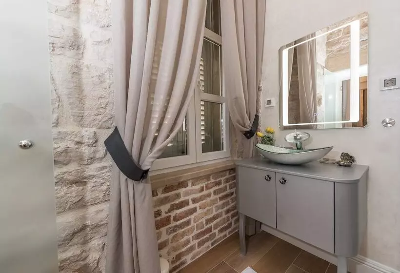 پانسیون Zara Palace   Design Rooms