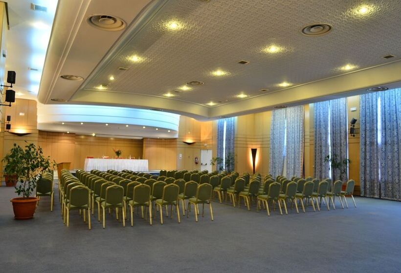 Hotel Royal Garden Palace   Families And Couples