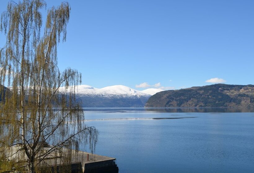 Innvik Fjordhotel   Misjonheimen