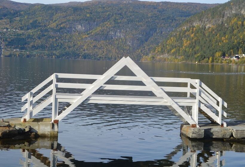 Innvik Fjordhotel   Misjonheimen