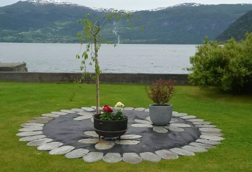 Innvik Fjordhotel   Misjonheimen