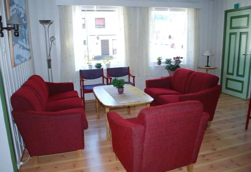 Innvik Fjordhotel   Misjonheimen