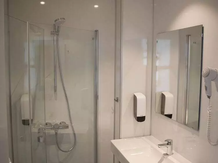 Innvik Fjordhotel   Misjonheimen