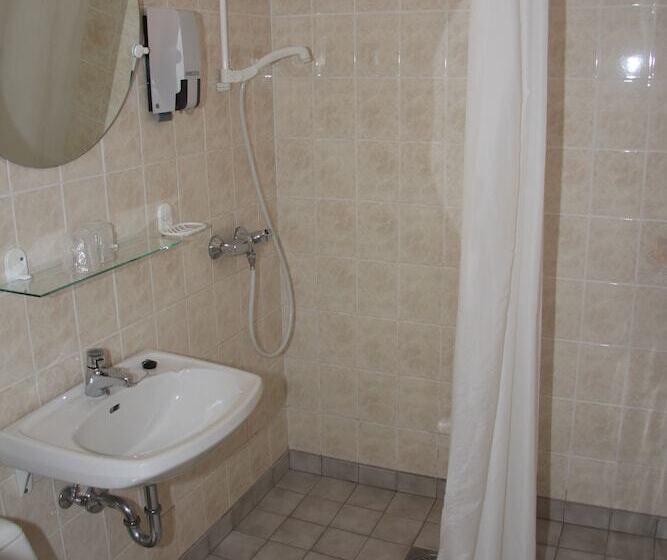 Innvik Fjordhotel   Misjonheimen