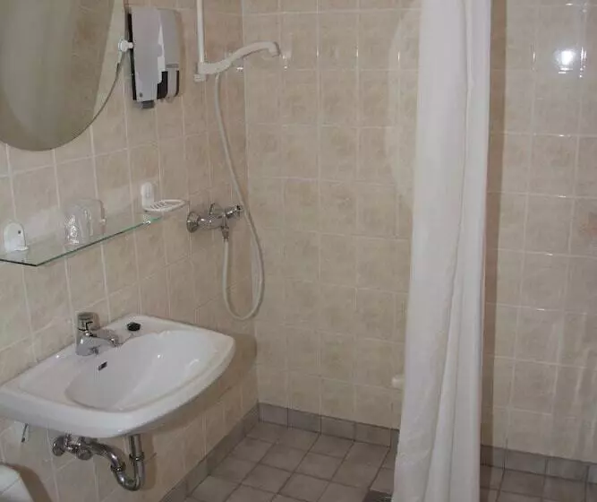 Innvik Fjordhotel   Misjonheimen