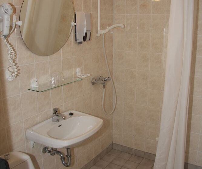 Innvik Fjordhotel   Misjonheimen