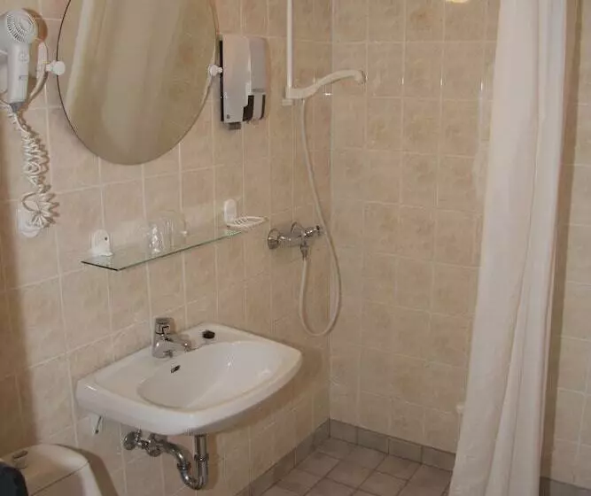 Innvik Fjordhotel   Misjonheimen