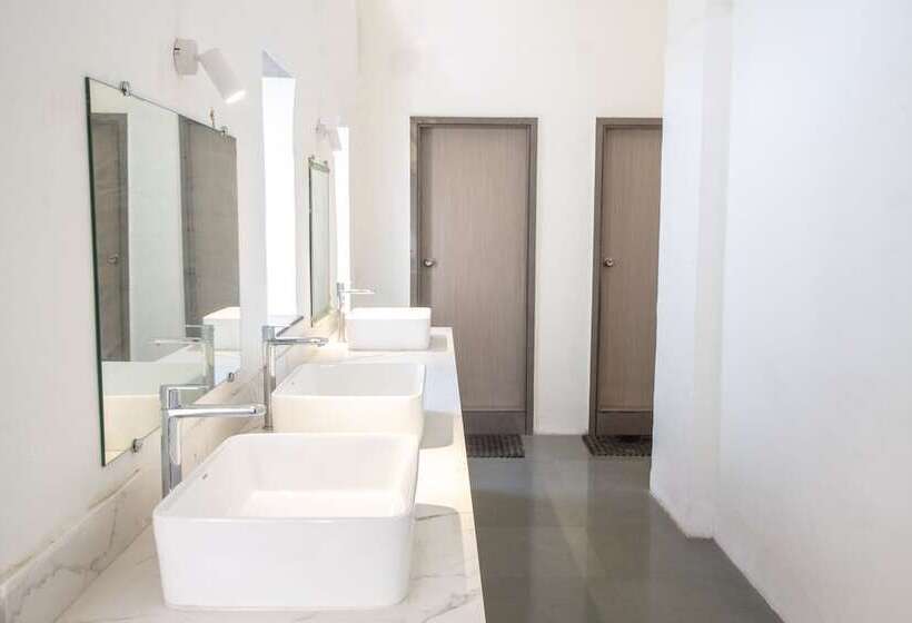 Empire Royale Hotel Hostel