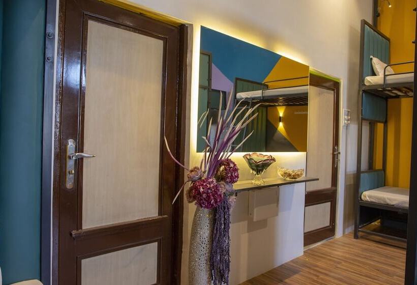 Empire Royale Hotel Hostel