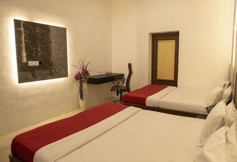 Empire Royale Hotel Hostel