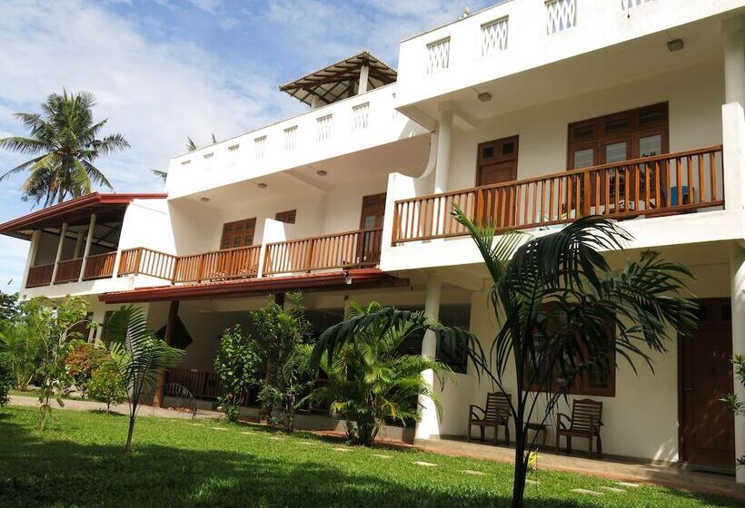 Отель Weligama Ocean Breeze