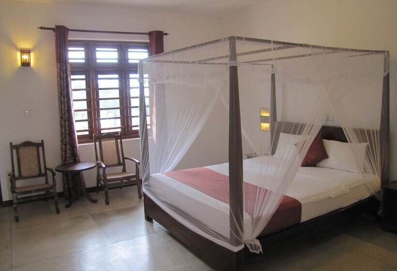 Отель Weligama Ocean Breeze