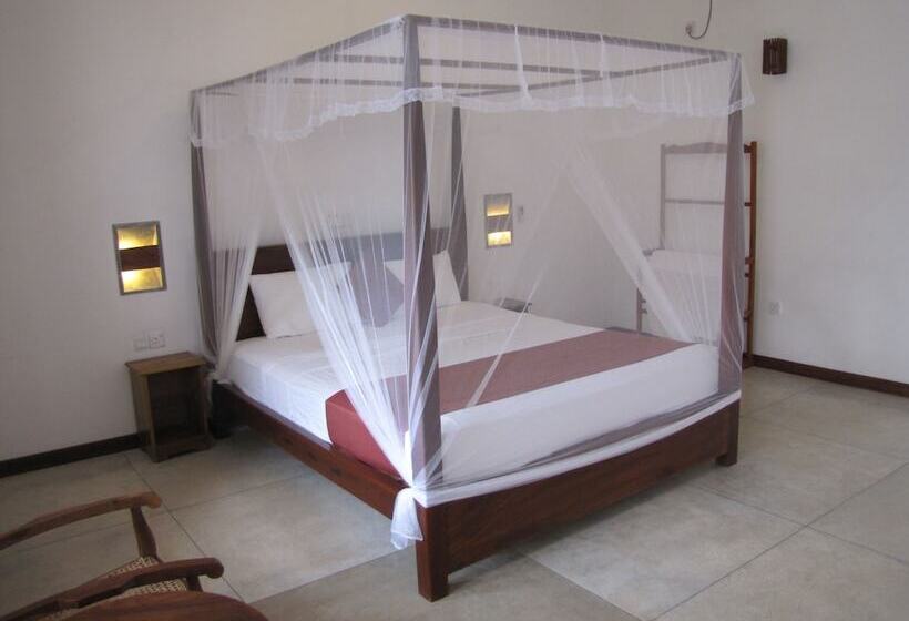 Отель Weligama Ocean Breeze