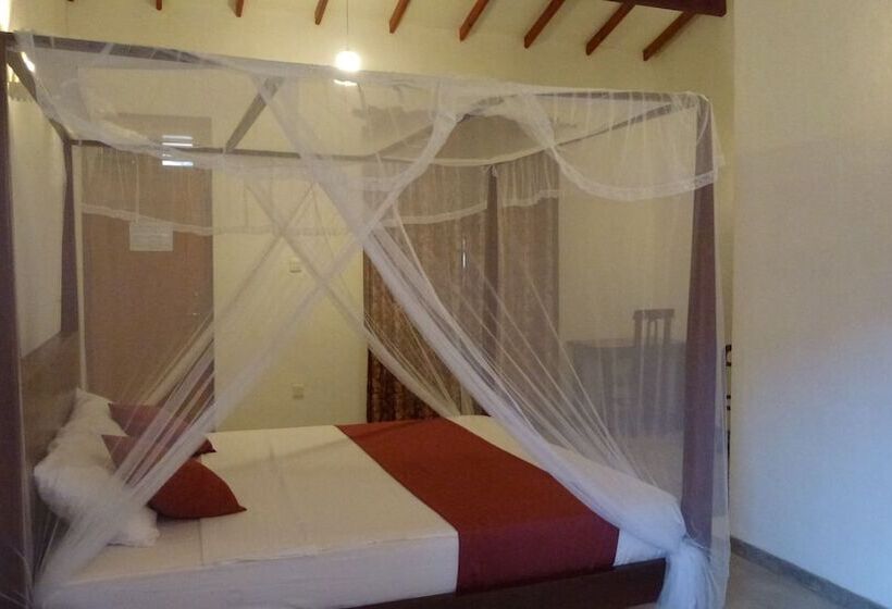 Отель Weligama Ocean Breeze